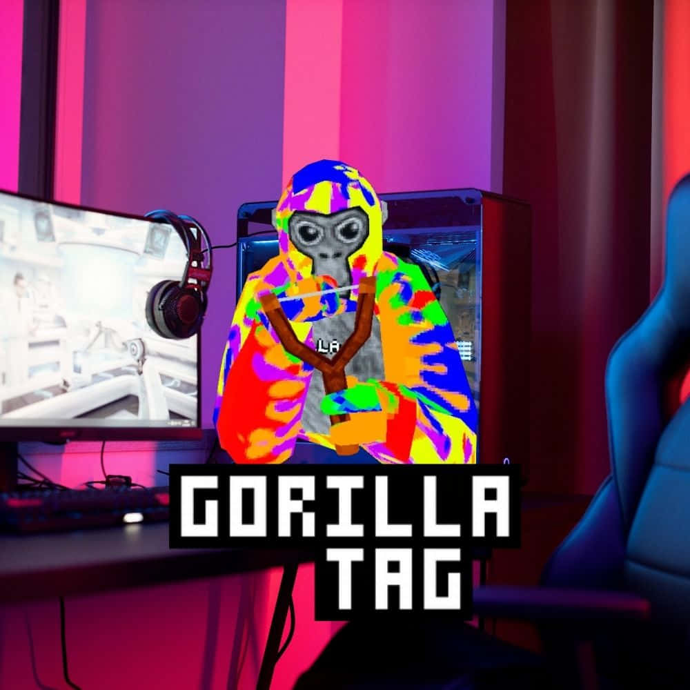 Gorilla Tag 桌布 壁紙 — 一隻充滿活力的猩猩穿著紮染連帽衫，在霓虹燈照亮的房間裡拿著彈弓玩遊戲，房間裡有顯示器和電競椅。