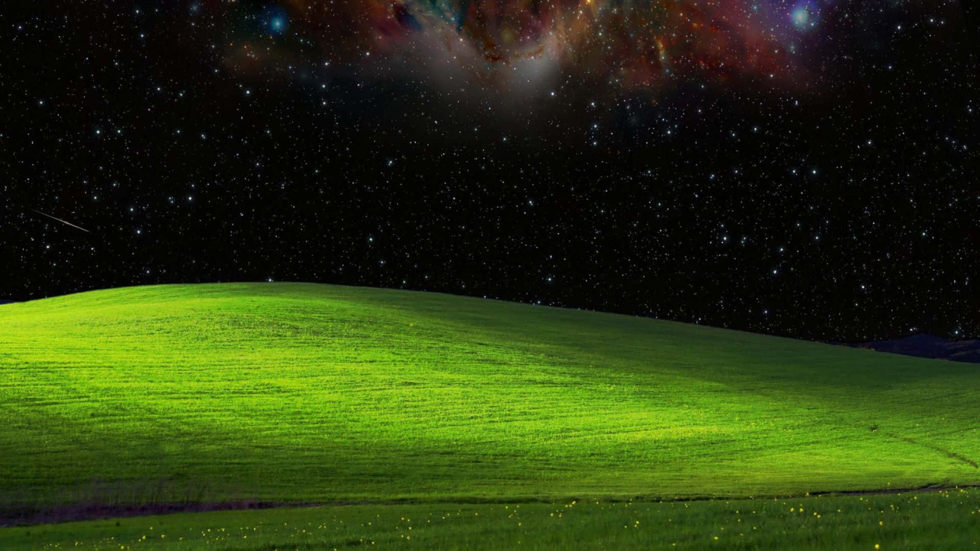  壁紙 — 一個充滿活力的綠色山丘，在繁星點點的夜空下，伴隨著色彩繽紛的星雲和一顆流星。
