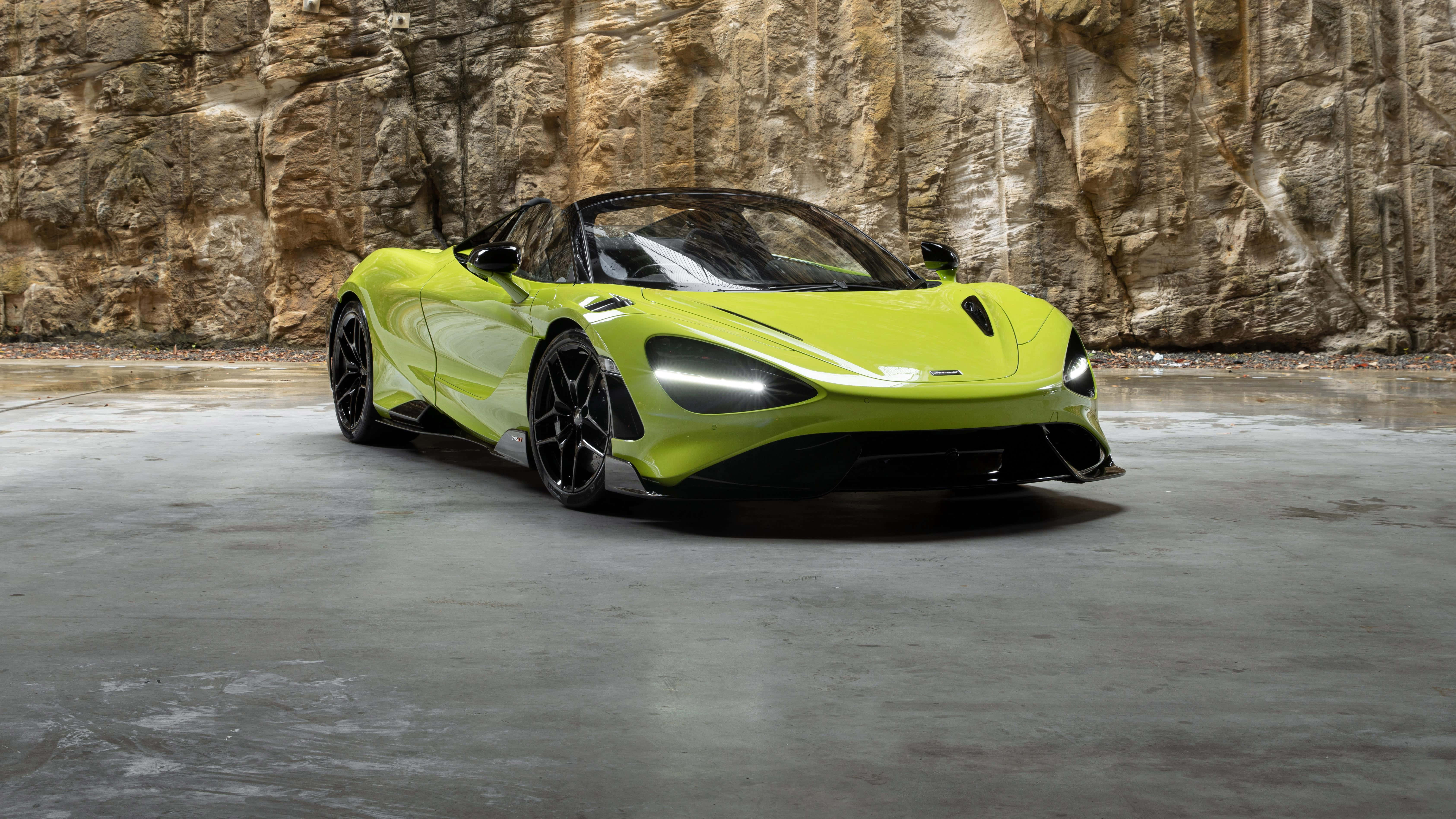 Mclaren 765lt 桌布 壁紙 — 一輛鮮豔的青檸綠色McLaren 720S Spider停在粗糙的石牆前，地面是濕漉漉的混凝土。