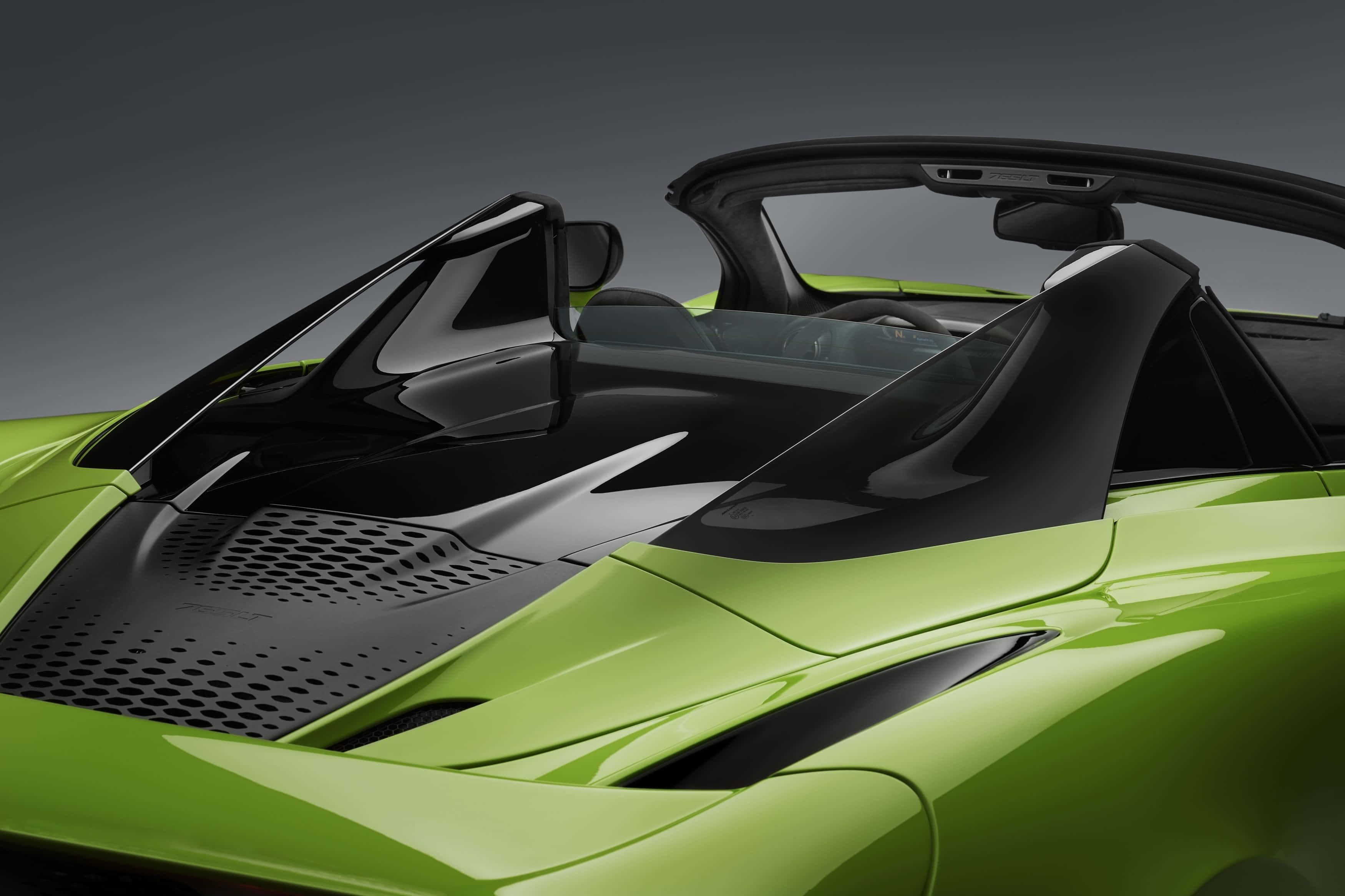Mclaren 765lt 桌布 壁紙 — 充滿活力的青檸綠色跑車，帶有黑色飾邊和敞篷設計，展現流暢的空氣動力學曲線和光澤表面。