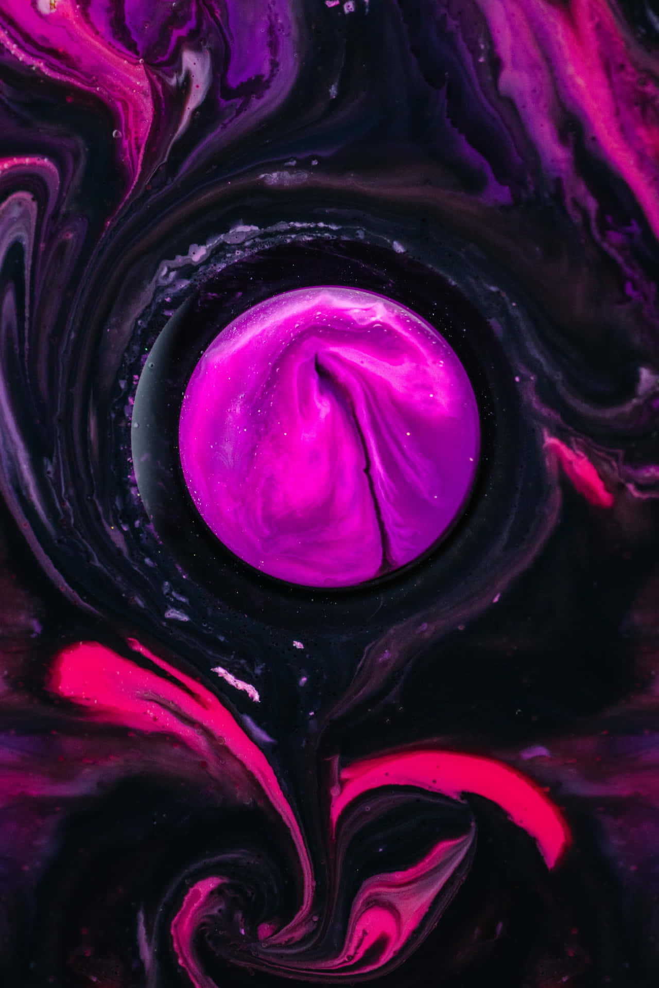  壁紙 — 充滿活力的洋紅色和黑色液體漩渦形成一個宇宙之眼，帶有閃爍的粒子，構成迷人的抽象圖案。