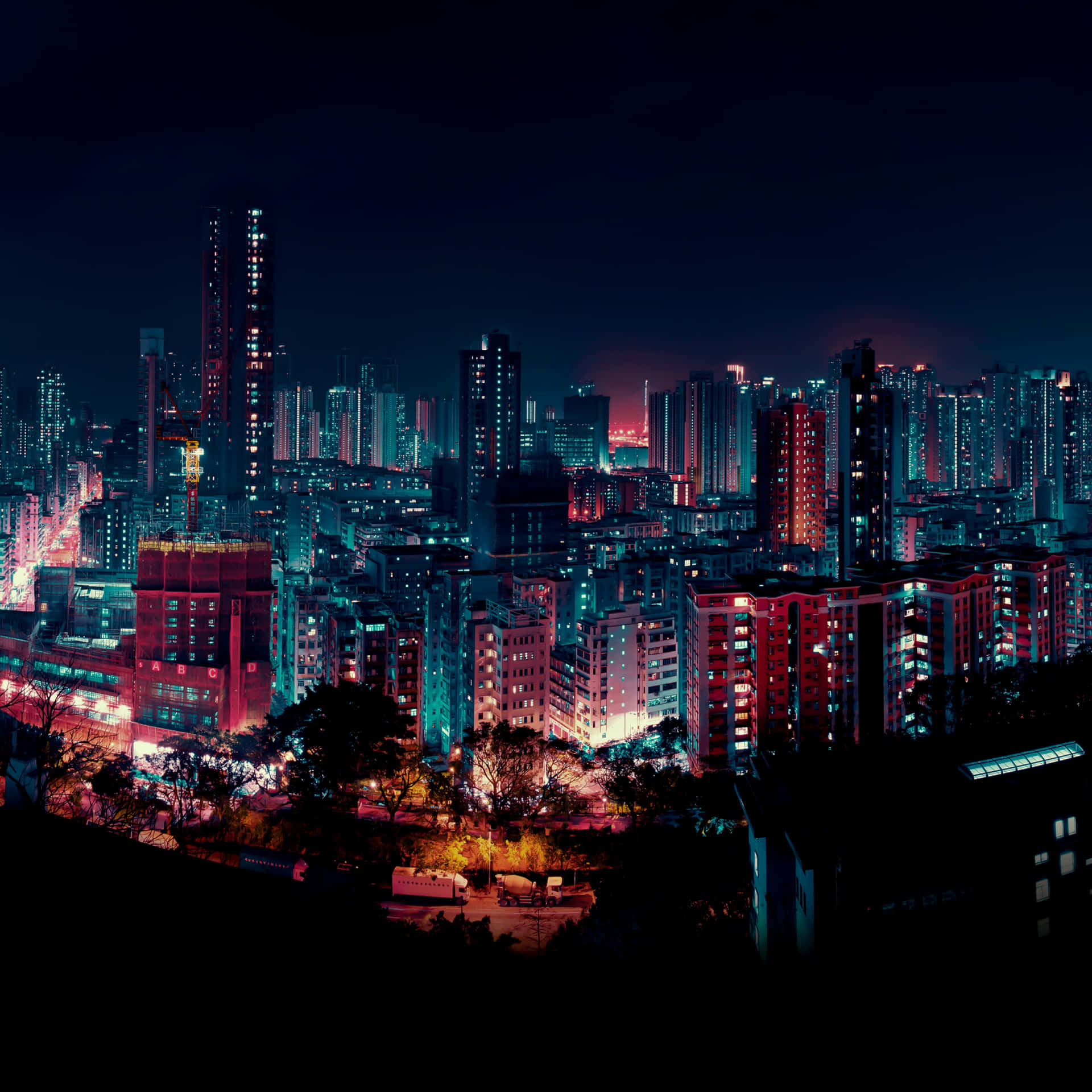 夜晚閃爍的城市天際線，色彩繽紛的霓虹燈照亮了高樓大廈。