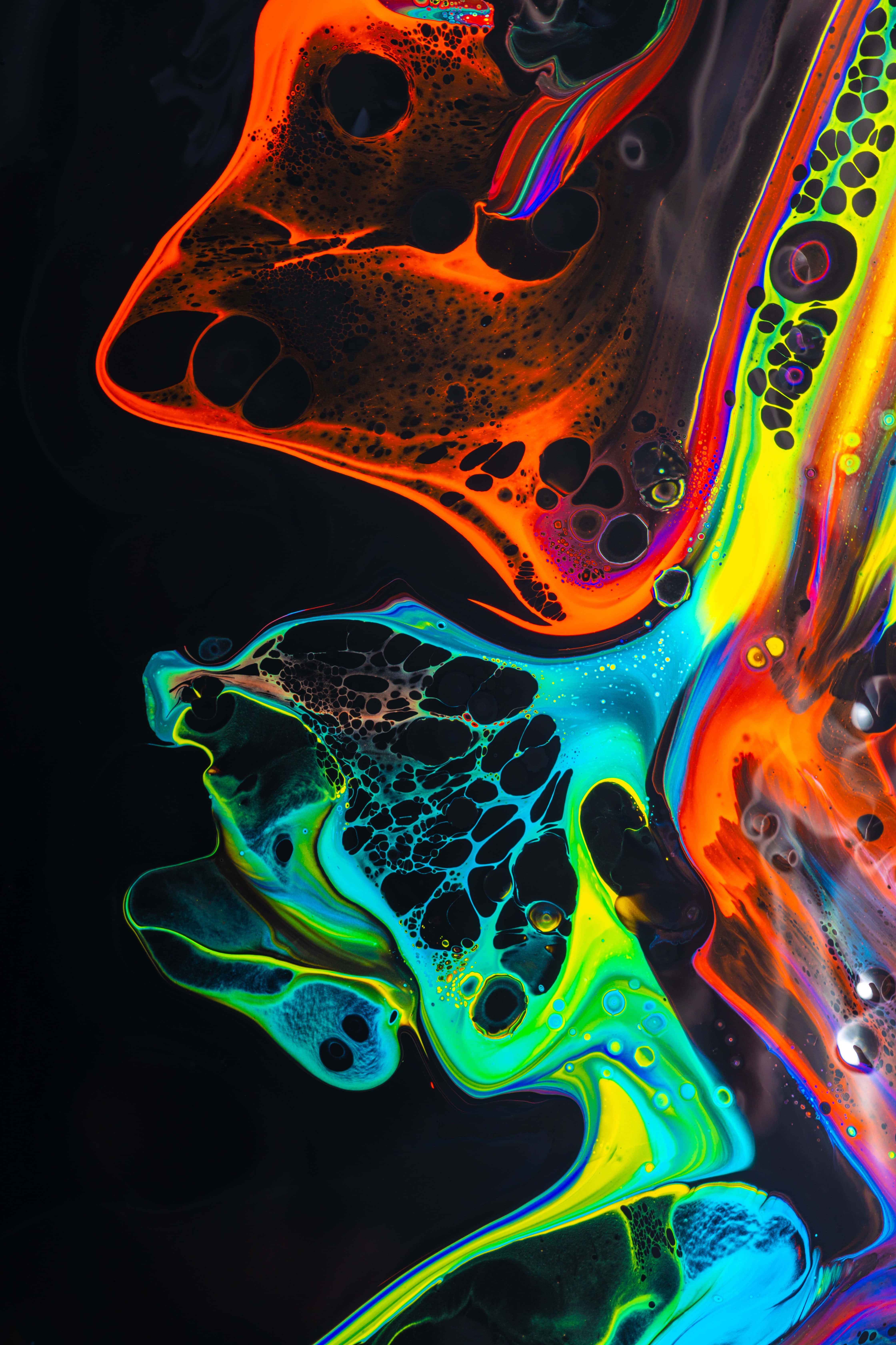 Paint Art 桌布 壁紙 — 充滿活力的霓虹液體在黑色虛空中旋轉碰撞，創造出迷幻的抽象色彩和紋理爆炸。
