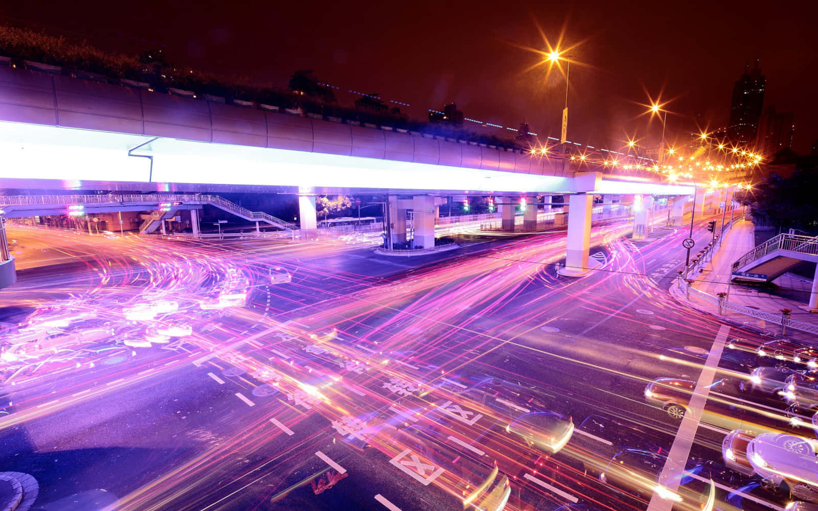 夜間城市高速公路，長曝光下汽車燈光形成條紋。