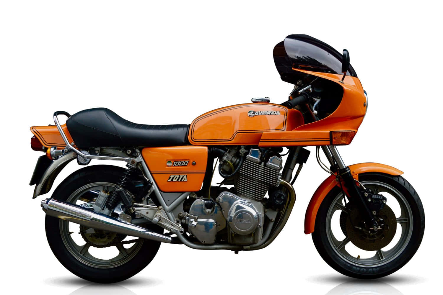  壁紙 — 一輛充滿活力的橙色Laverda 1000 Jota電單車，帶有鍍鉻裝飾和黑色座椅，在白色背景下的工作室側面展示。