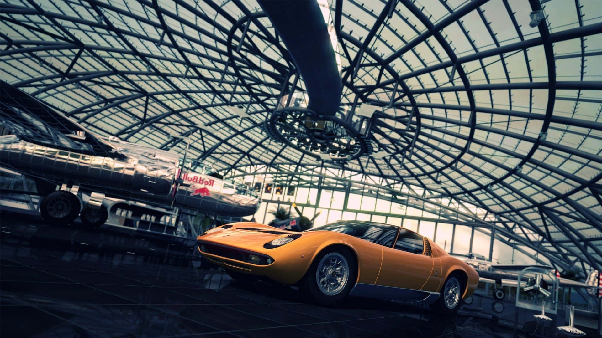 Lamborghini Miura 桌布 壁紙 — 一輛充滿活力的橙色復古跑車在現代博物館的廣闊玻璃穹頂天花下，在一架時尚飛機旁邊閃閃發光。