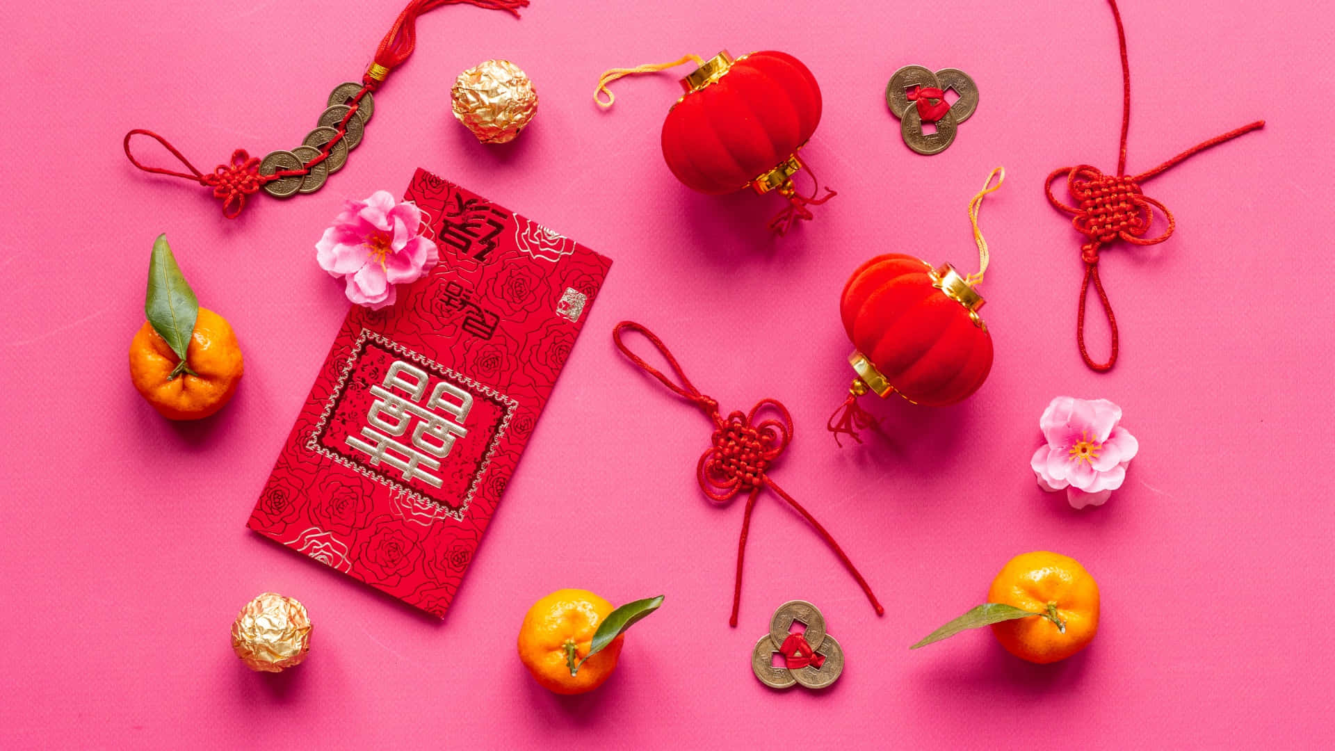  壁紙 — 充滿活力的粉紅色背景，裝飾著紅色燈籠、金幣、柑橘和傳統中式婚禮信封。