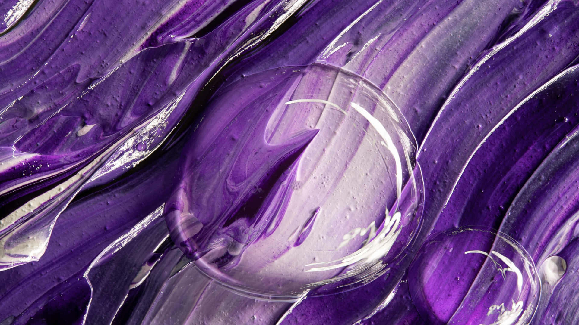  壁紙 — 充滿活力的紫色油漆漩渦，帶有光澤水滴，在動態抽象構圖中反射光線。