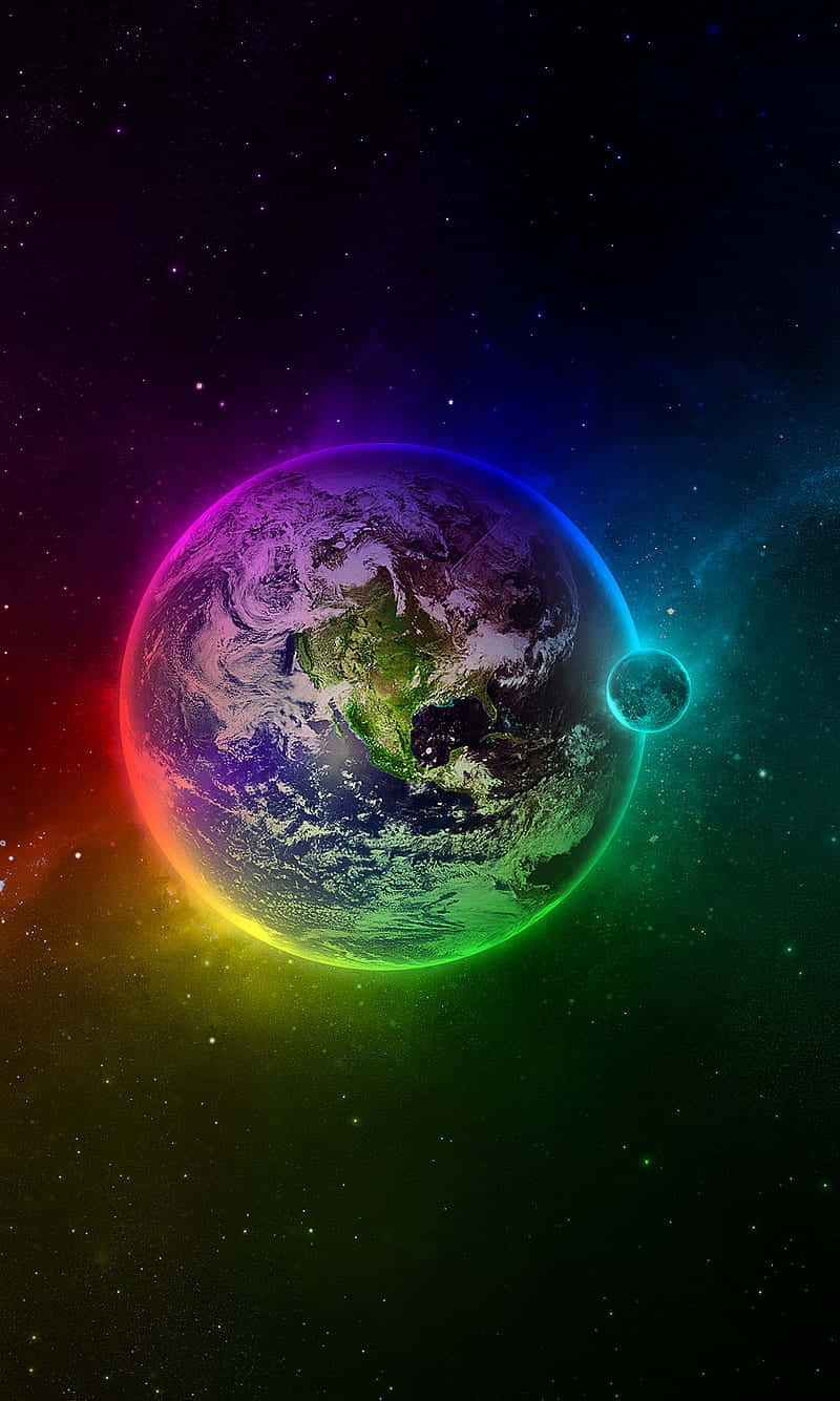 Abstract Earth 桌布 壁紙 — 一道鮮豔的彩虹光環環繞著從太空看到的詳細地球，背景中有一個小月亮和繁星點點的宇宙。