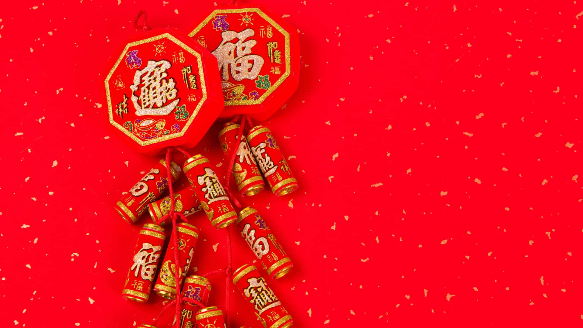  壁紙 — 充滿活力的紅色背景，飾有節日的中國新年裝飾，包括紙燈籠和帶有金色中文字的鞭炮。