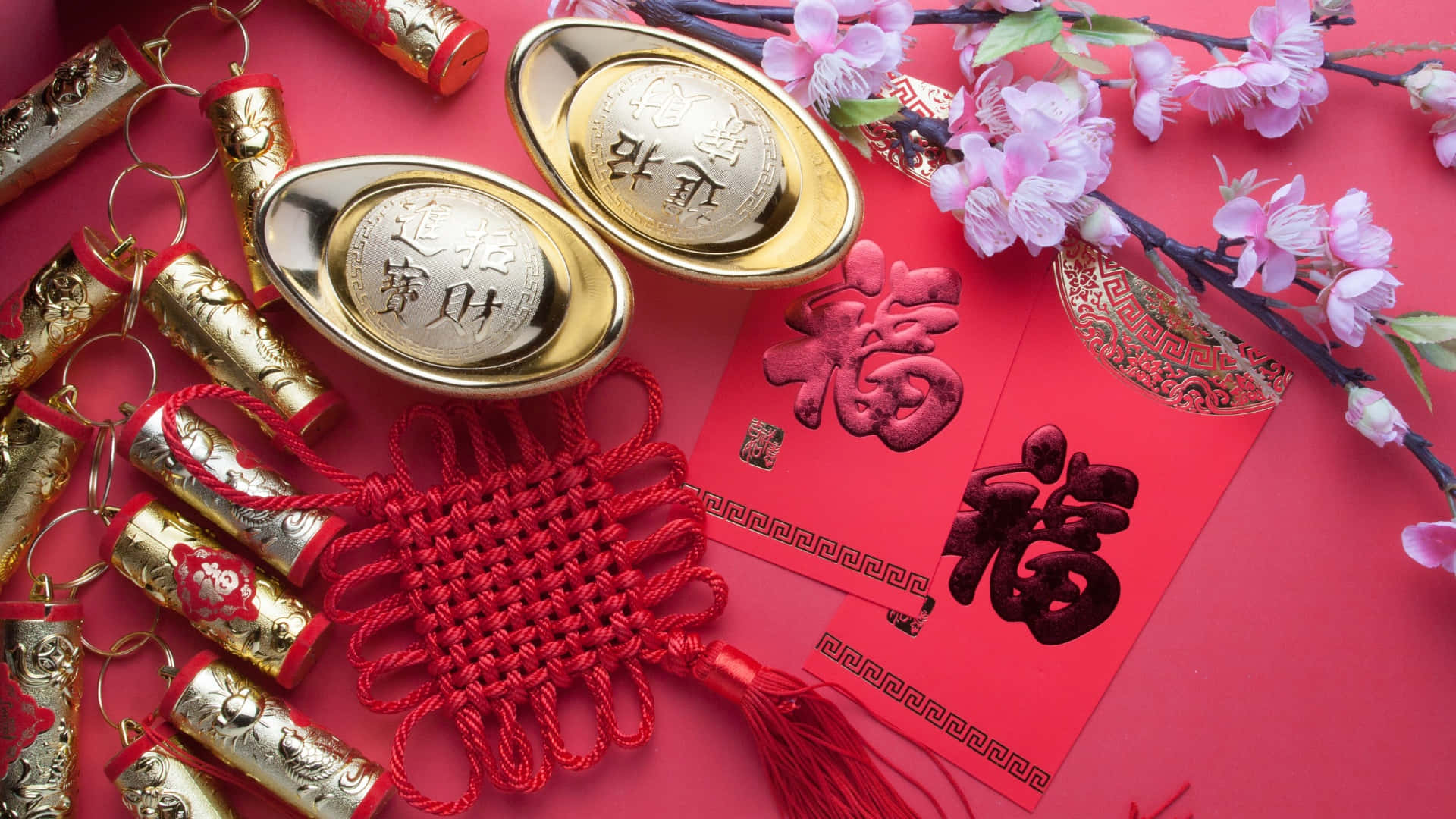  壁紙 — 鮮豔的紅色背景，飾有金元寶、櫻花和傳統中國新年裝飾。