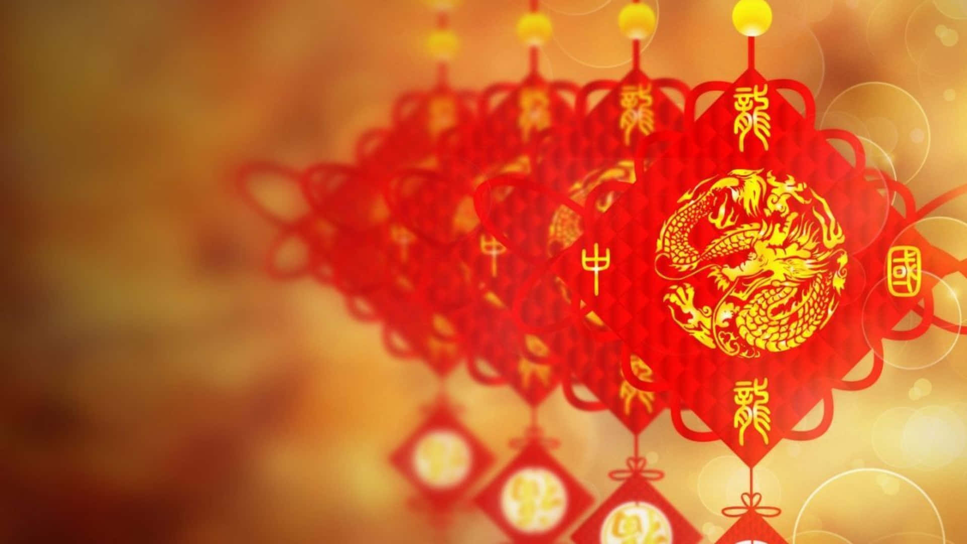 壁紙 — 鮮豔的紅色中國燈籠，飾有金色龍和文字，在柔和的金色散景背景上溫暖地發光。