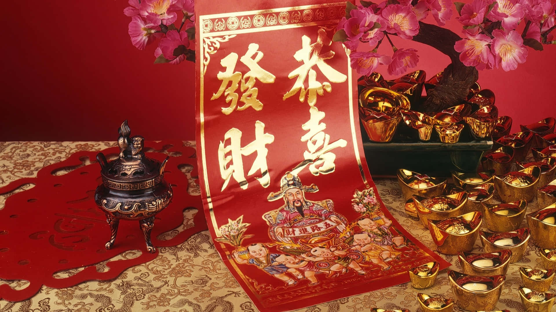  壁紙 — 一個充滿活力的紅色中國新年橫幅，帶有金色字體和神祇插圖，周圍環繞著金錠和粉紅色的花朵。