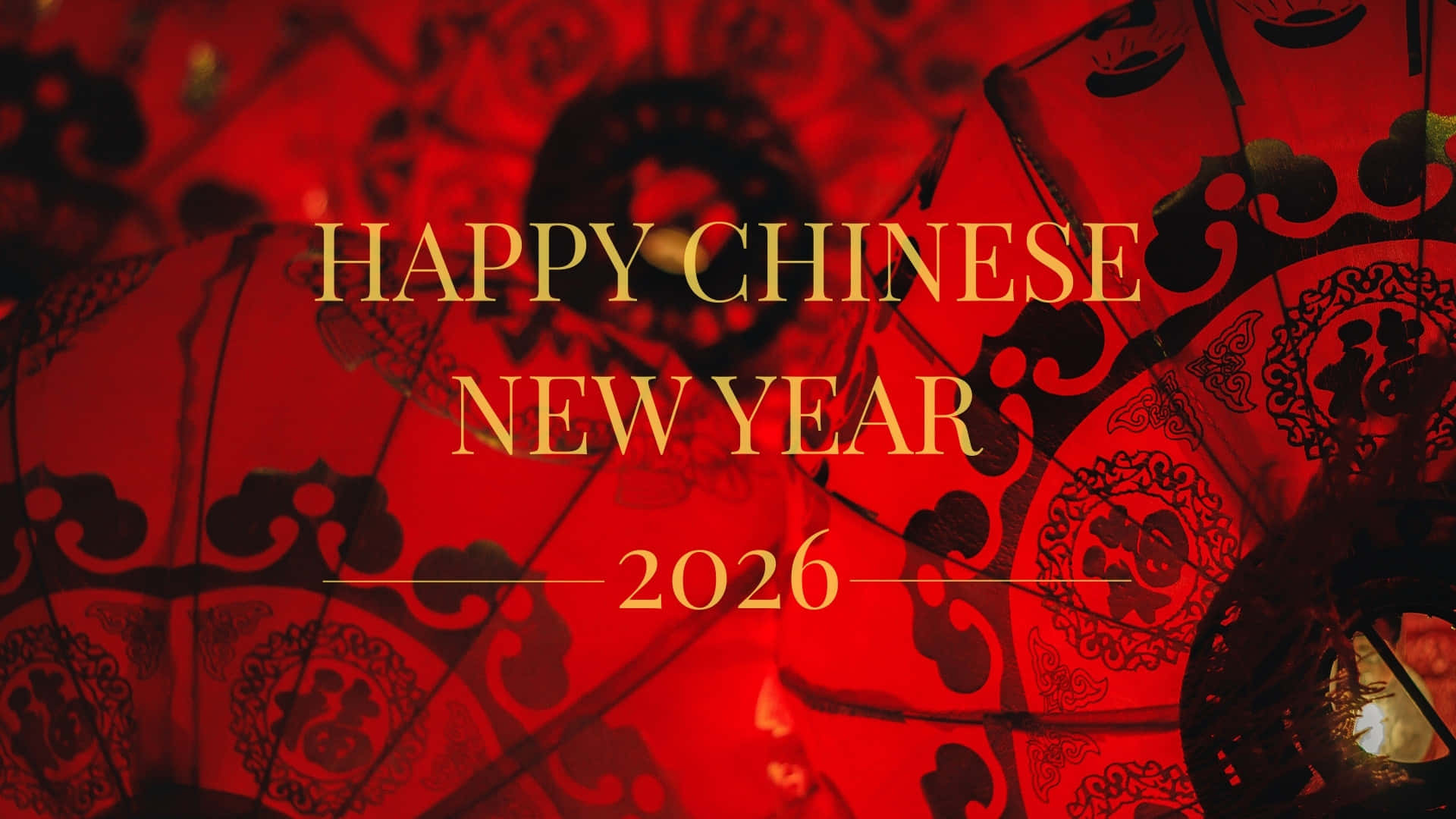  壁紙 — 鮮豔的紅色燈籠帶有精緻的黑色圖案，在慶祝2026年農曆新年的節日背景下溫暖地發光。