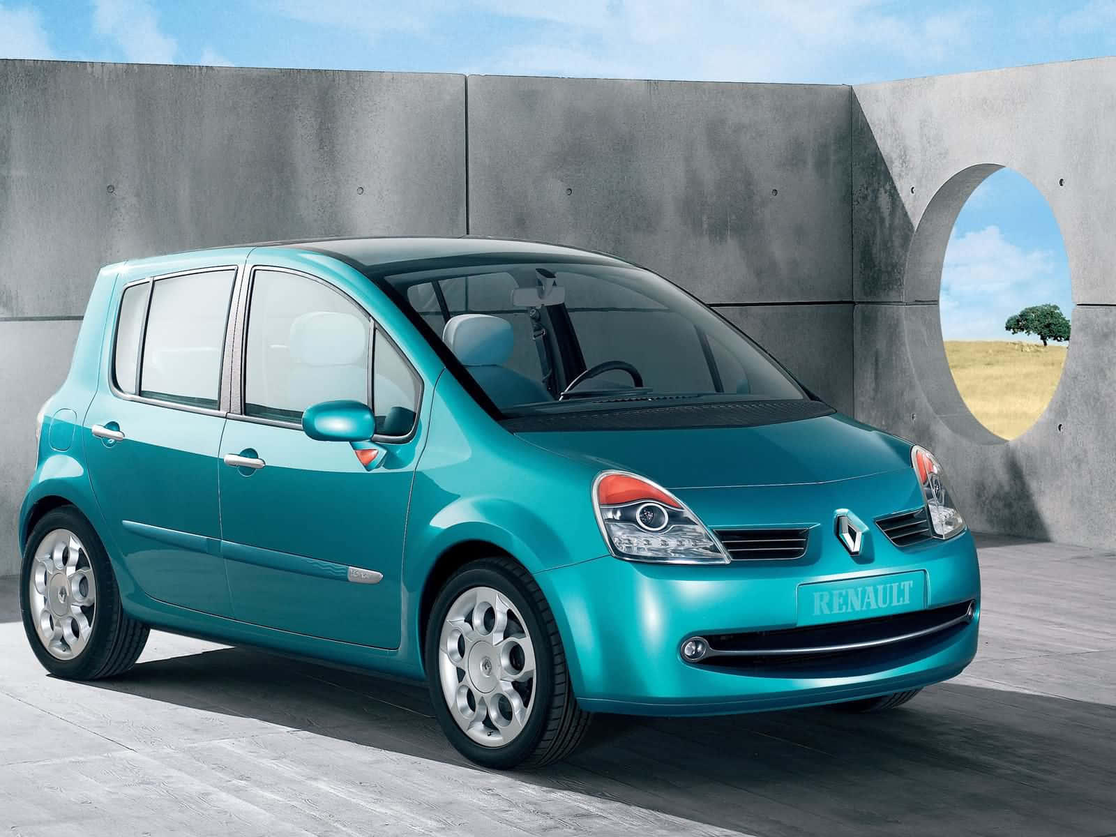 Renault Modus 桌布 壁紙 — 一輛充滿活力的青綠色雷諾汽車停放在現代混凝土牆前，牆上有一個圓形拱門，露出陽光明媚的田野和一棵孤樹。