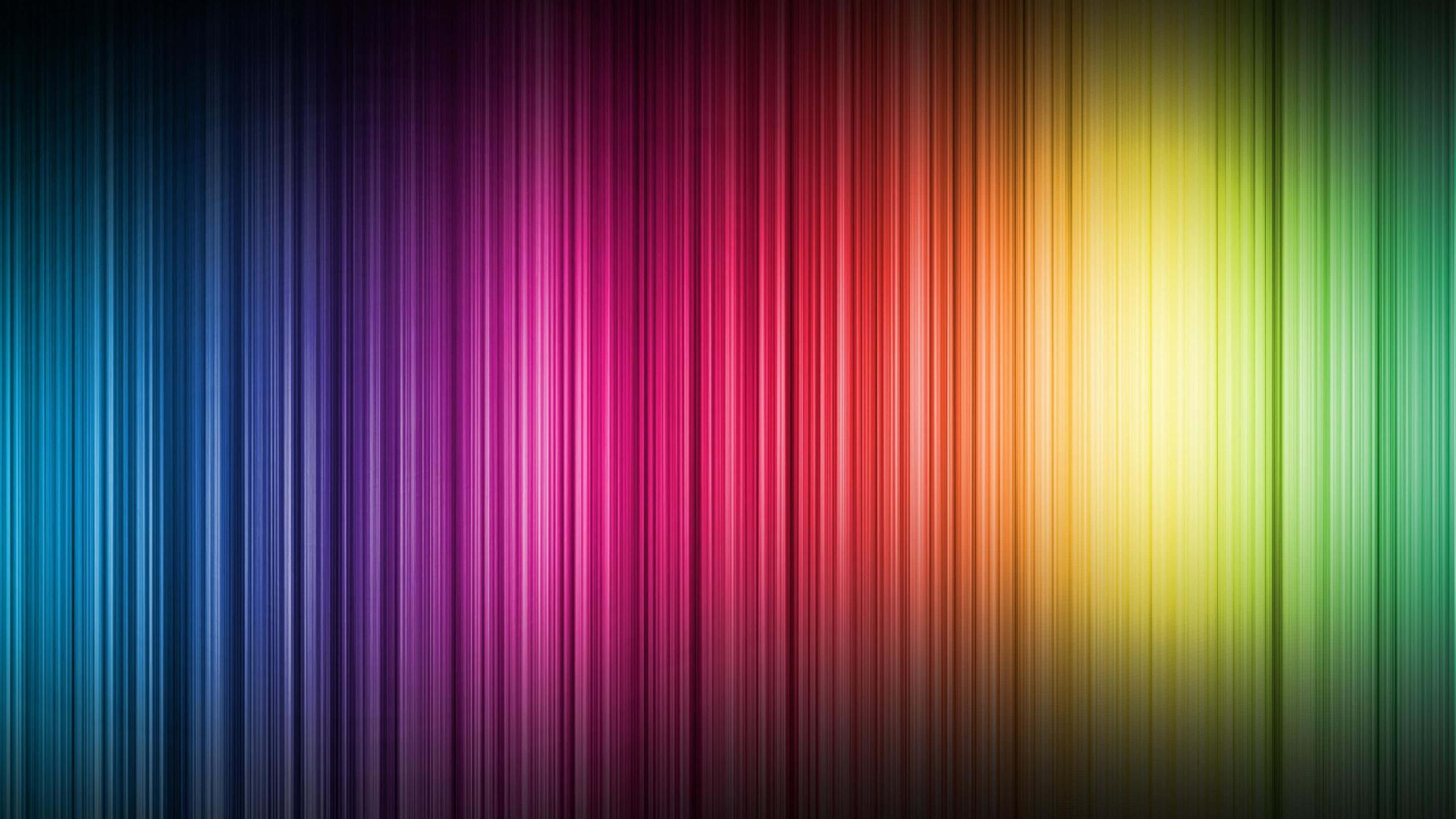 Color Spectrum 桌布 壁紙 — 充滿活力的垂直彩虹條紋從深藍色平滑過渡到亮黃色，背景為深色漸變。