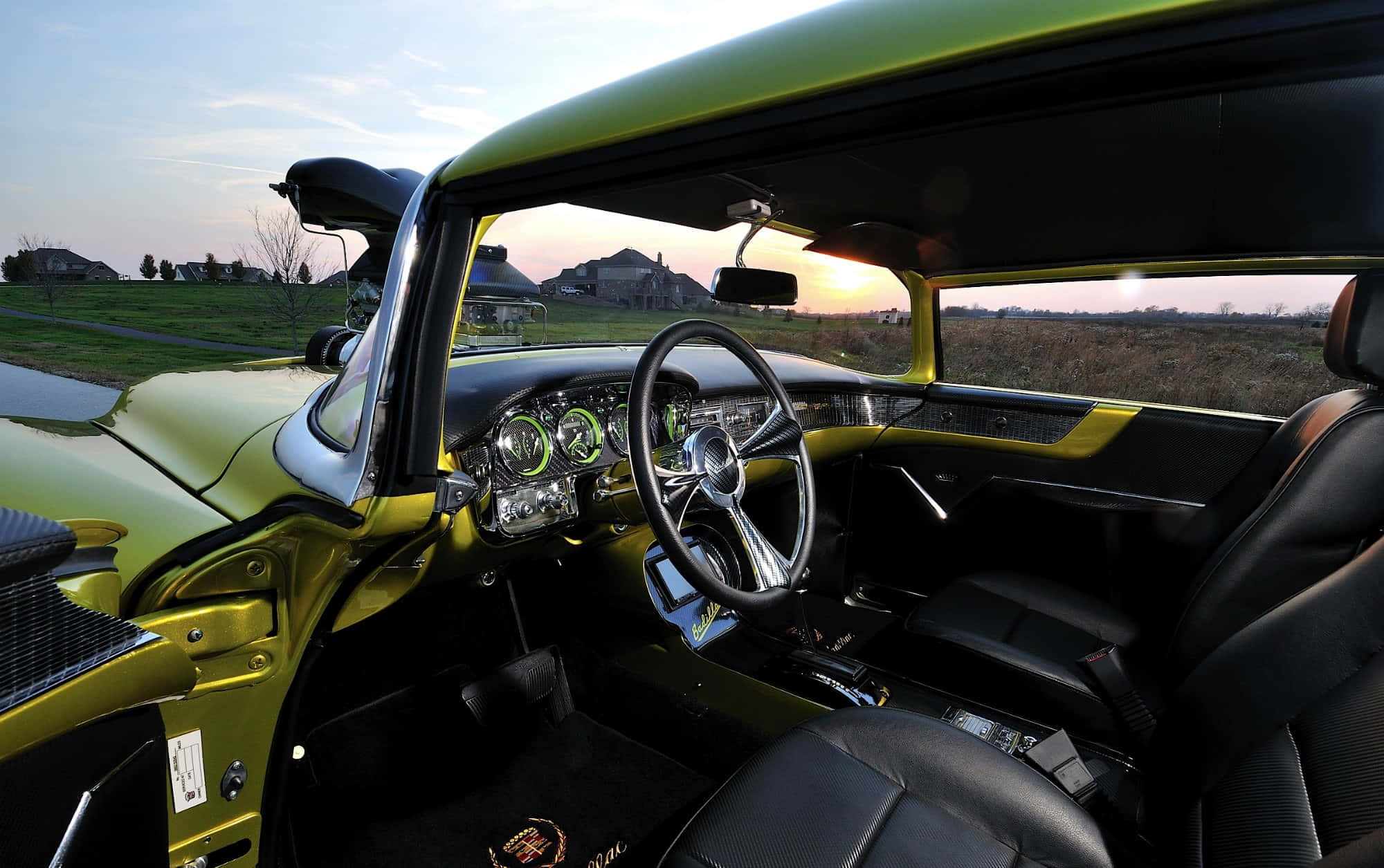 Cadillac Deville 桌布 壁紙 — 充滿活力的黃色經典汽車內飾，配以黑色皮革座椅和鍍鉻細節，在日落時分。