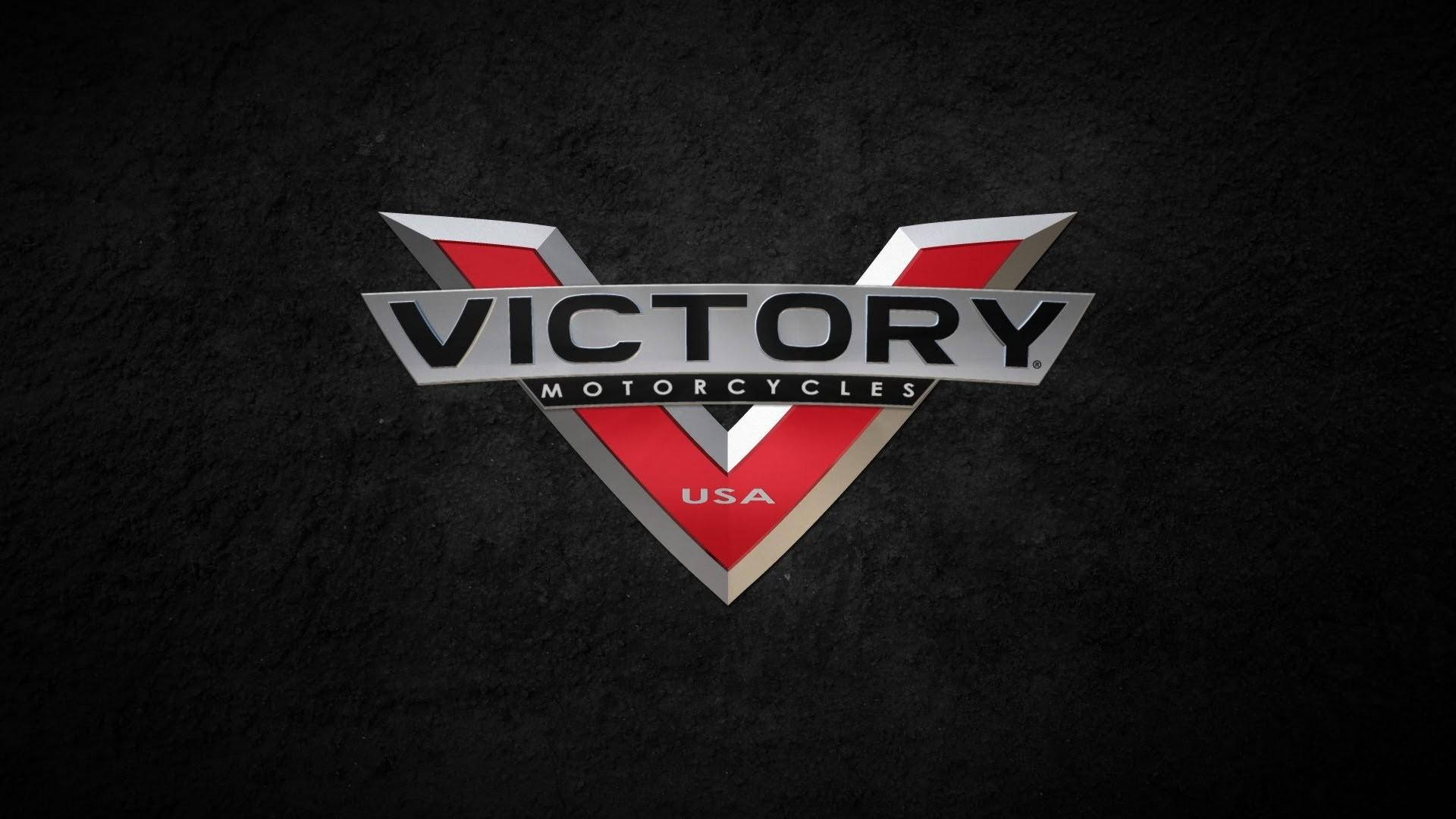 Victory 機車標誌 壁紙 — Victory Motorcycles 標誌以鮮明的紅色、銀色和黑色呈現，背景為有紋理的深色。