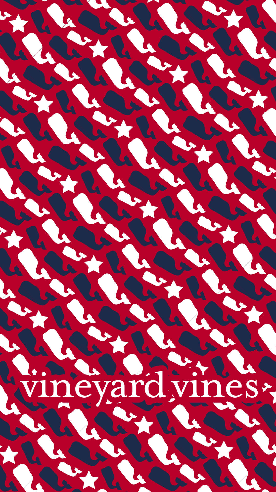 Vineyard Vines 紅藍葡萄藤圖案 壁紙 — 大膽的紅色背景，充滿對角線的白色和海軍藍鯨魚剪影和星星，並帶有Vineyard Vines標誌。