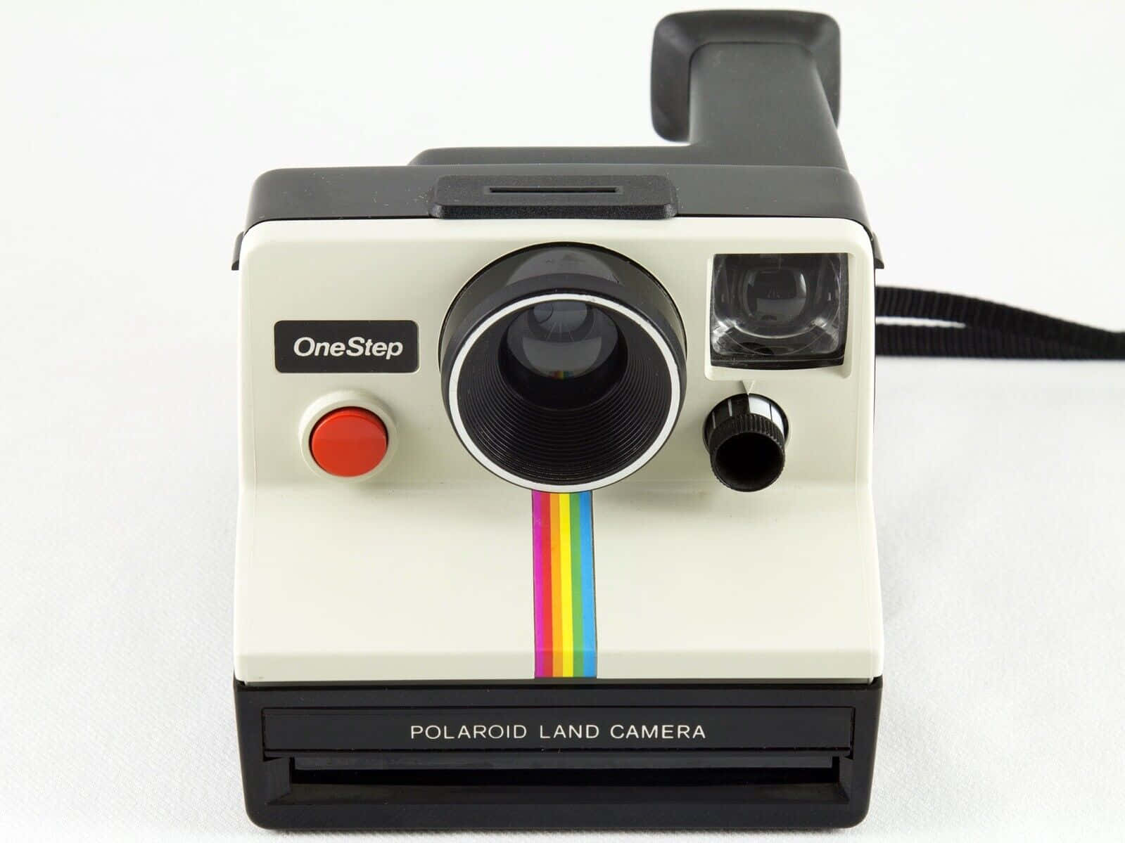  壁紙 — 一部復古Polaroid OneStep Land相機，帶有彩虹條紋和紅色快門按鈕，背景為白色。
