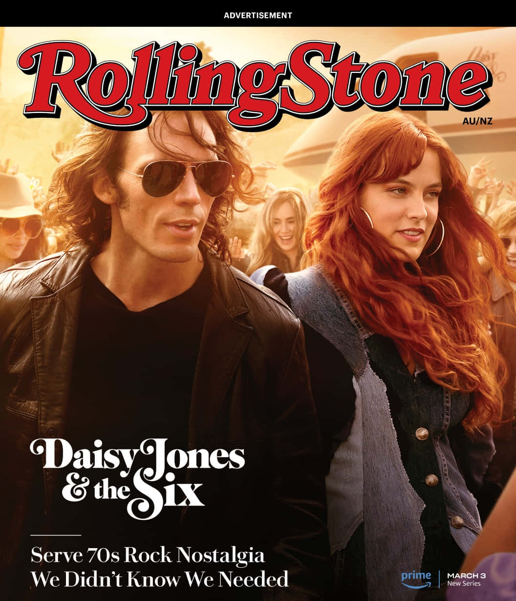  壁紙 — 一張復古風格的 Rolling Stone 雜誌封面，一名戴太陽眼鏡的男子和一名紅髮女子一起擺姿勢，帶有70年代搖滾懷舊文字。
