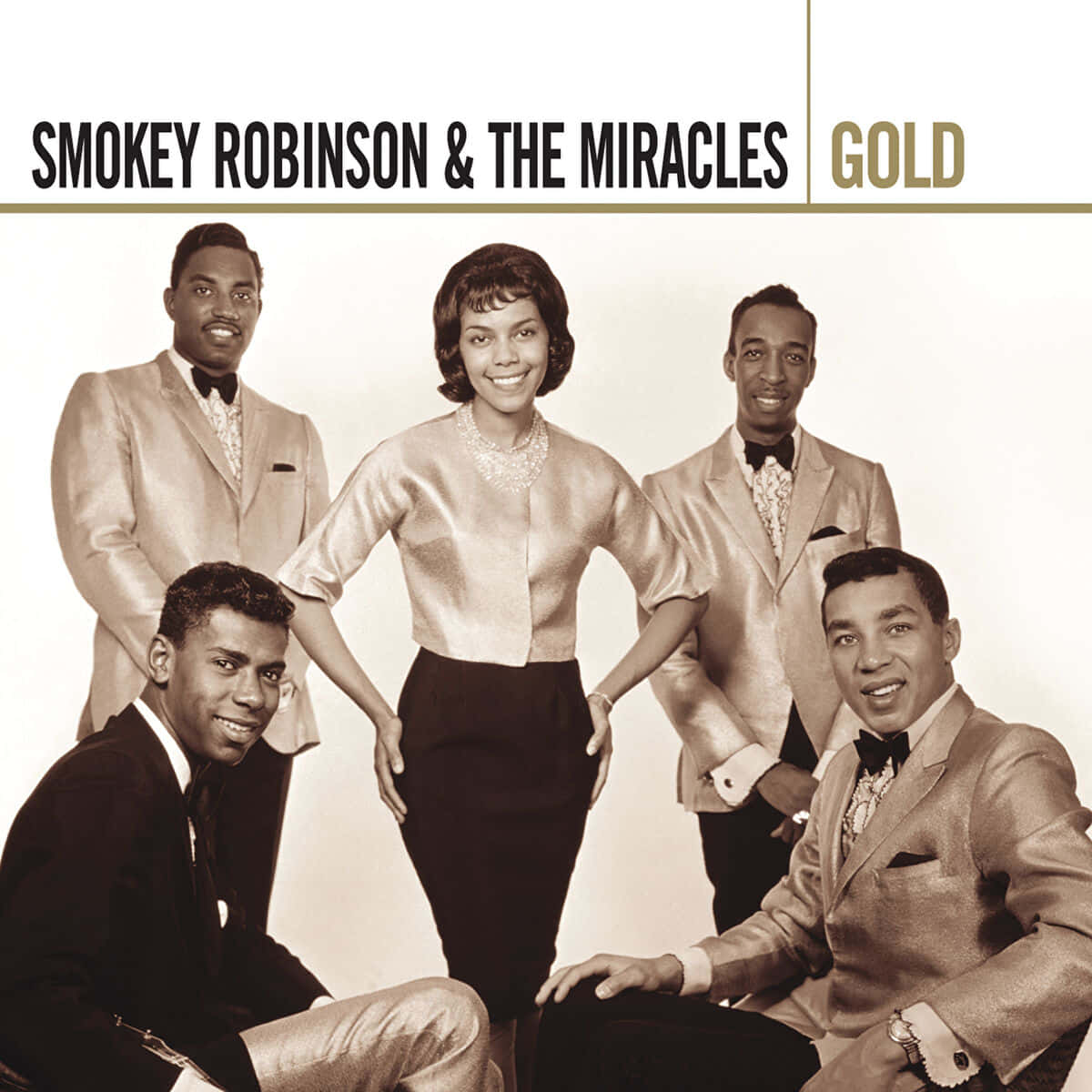  壁紙 — 復古棕褐色調照片，Smokey Robinson & The Miracles 穿著俐落西裝，在素色背景前自信擺姿勢。