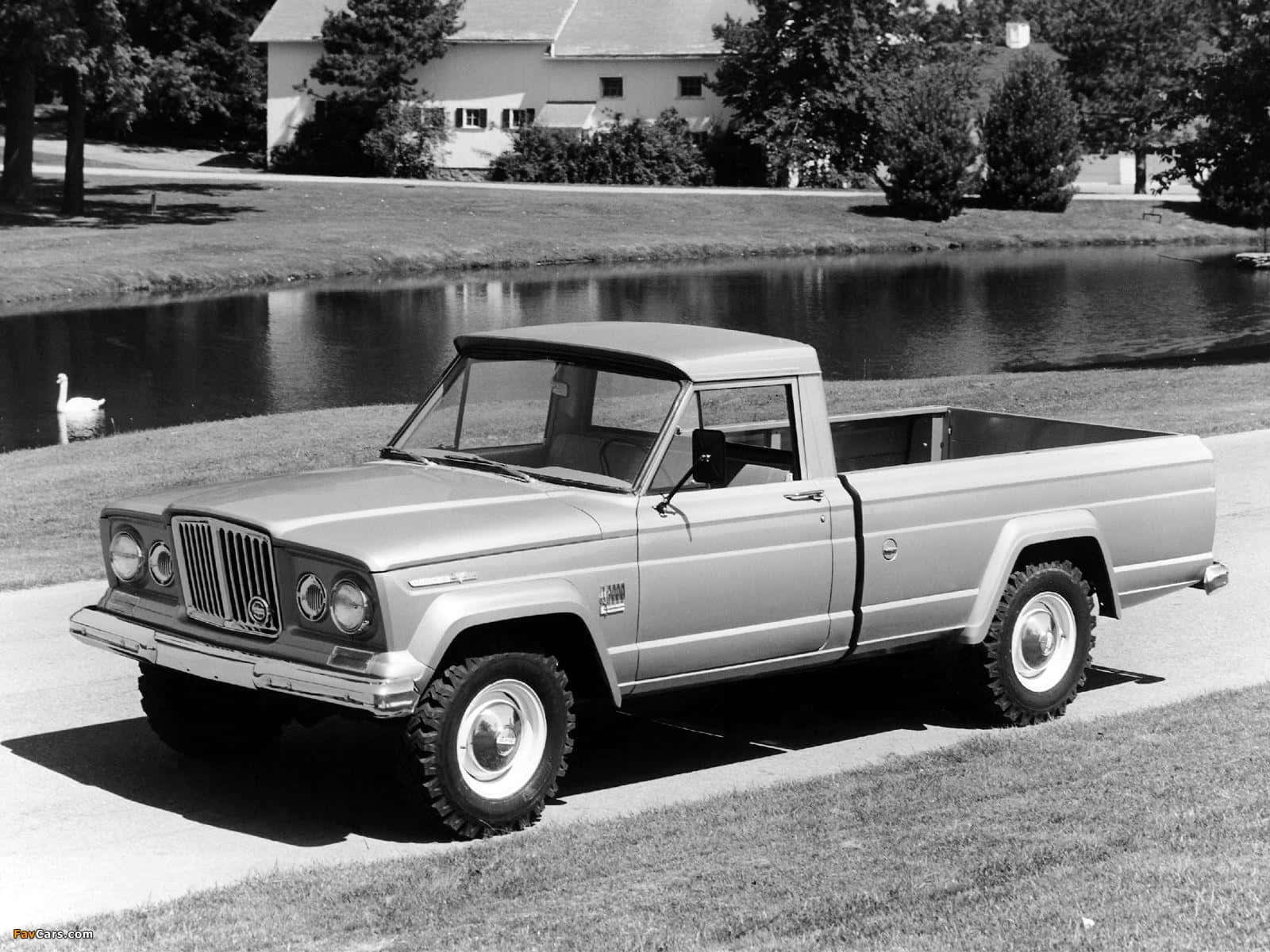 Jeep Gladiator 桌布 壁紙 — 一輛復古銀色Jeep皮卡車停在池塘邊，背景有天鵝和房屋。