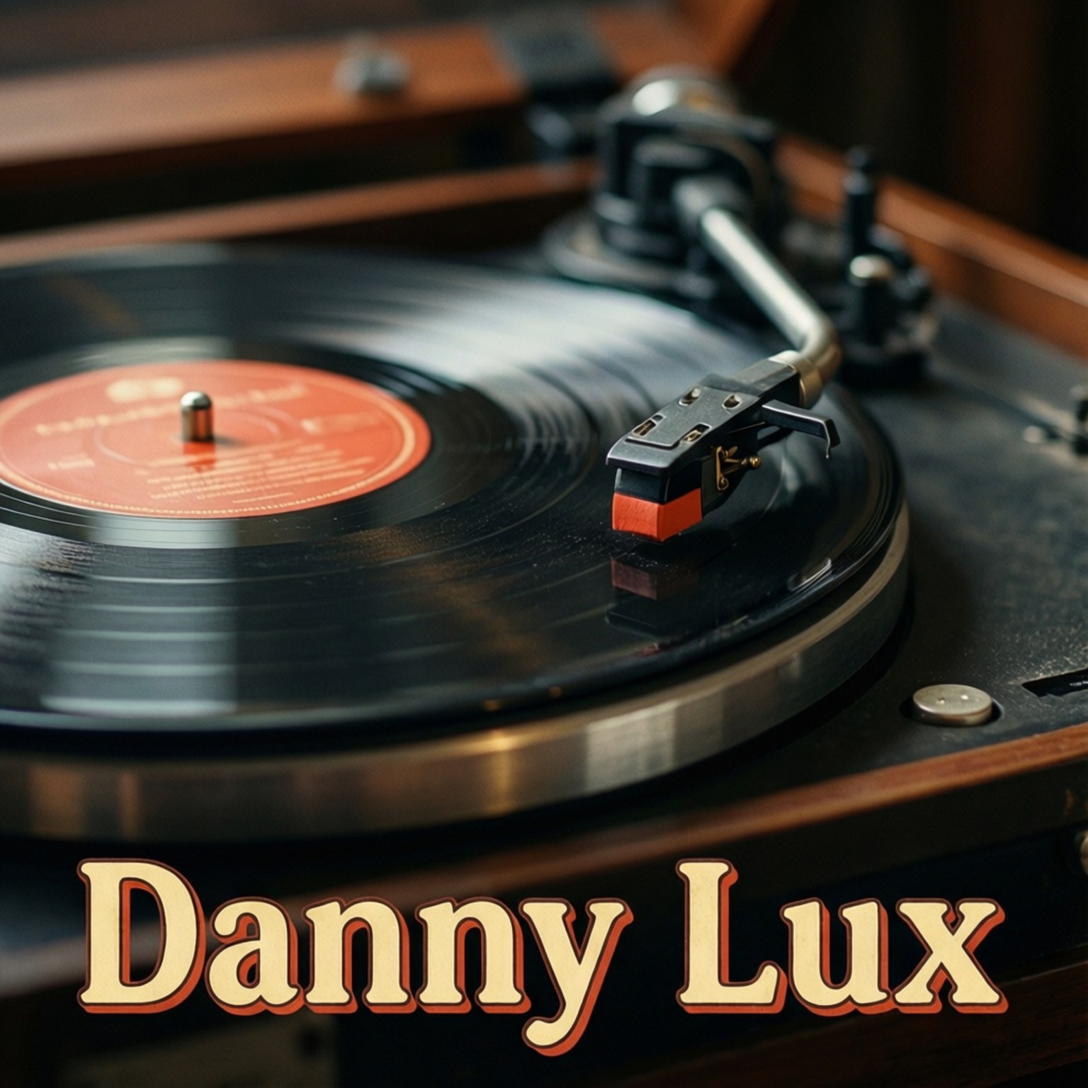 Retro Vinyl Lux 壁紙 — 一部復古唱盤在溫暖的環境燈光下播放帶有紅色標籤的黑膠唱片。