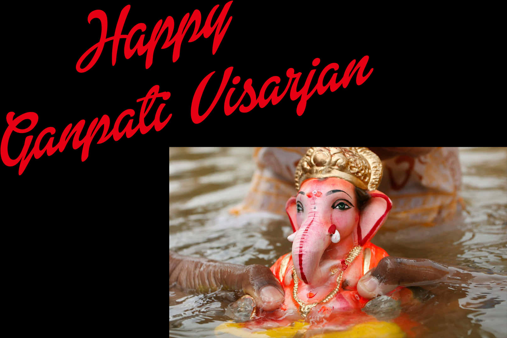 甘帕提 Visarjan 祭典 壁紙 — 色彩繽紛的象神像在水中漂浮，雙手在喜慶的宗教浸禮儀式中輕輕將其放入水中。