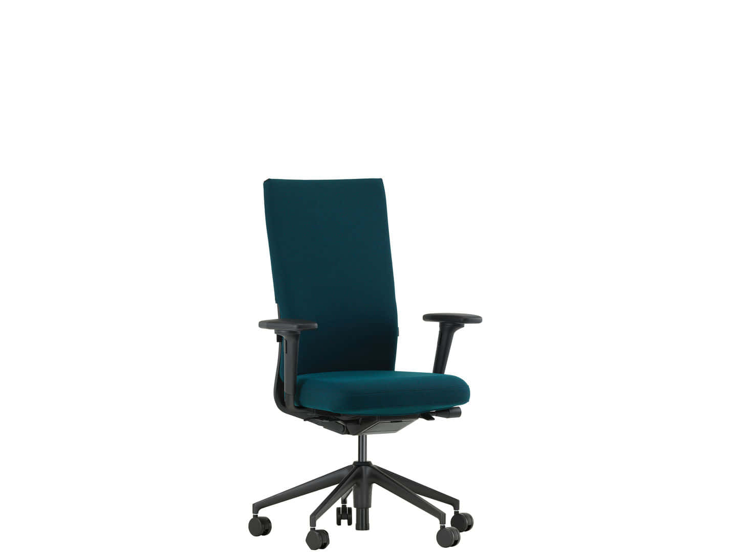 藍色Vitra ID柔軟網格椅 壁紙 — 一張現代人體工學辦公椅，採用青綠色布料和黑色金屬框架，置於純白背景前。