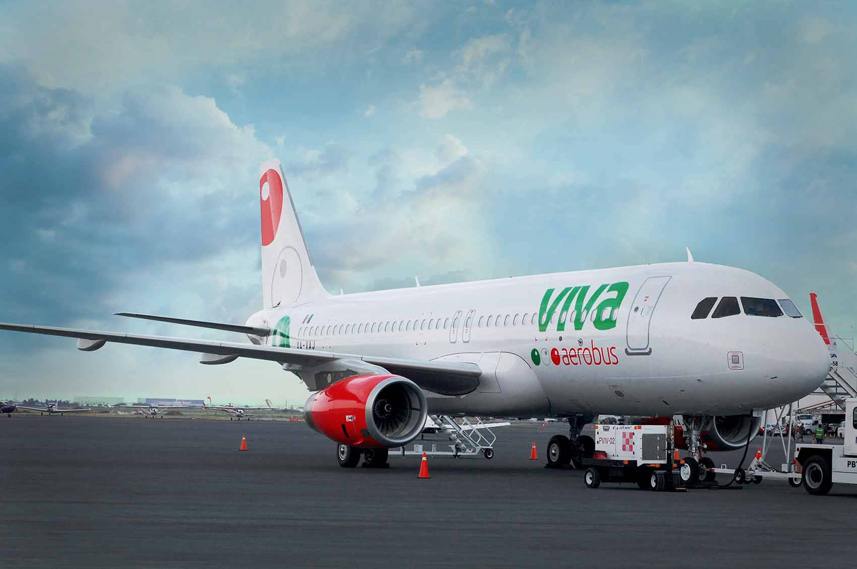 Viva Aerobus飛機停泊在機場停機坪，有地勤人員和設備。