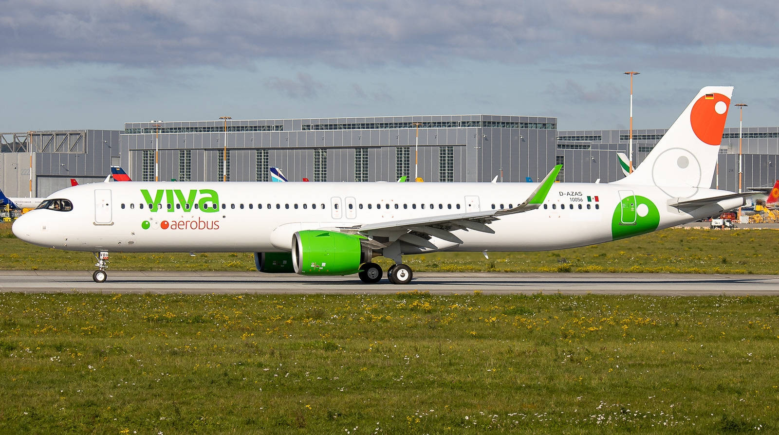 Viva Aerobus飛機在機場停機坪上，背景有草地和客運大樓。