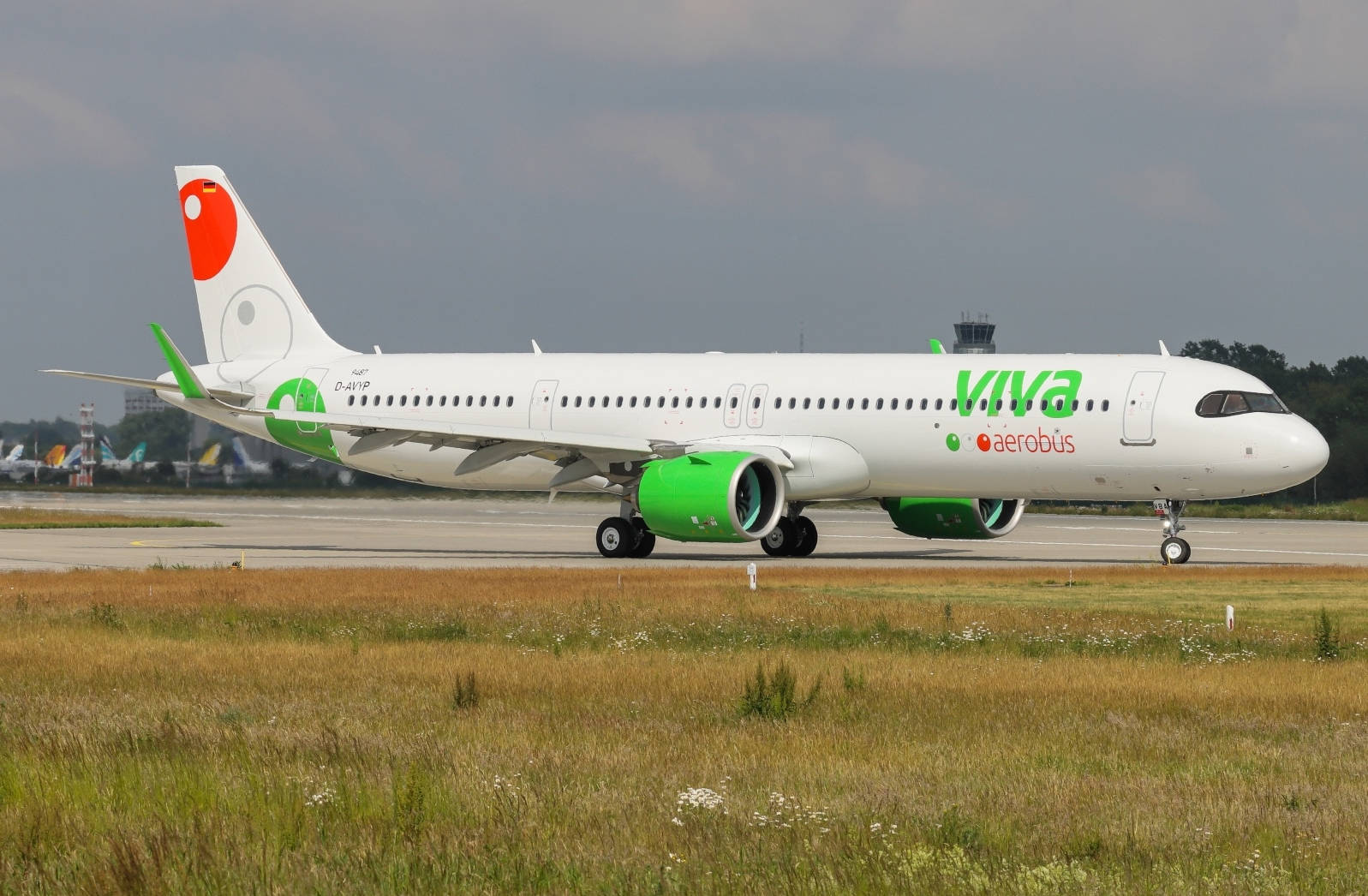 Viva Aerobus飛機在機場跑道上，背景是草地和陰天。