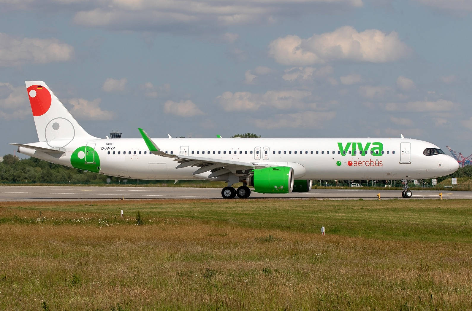 Viva Aerobus飛機在跑道上，帶有綠色引擎和尾部標誌