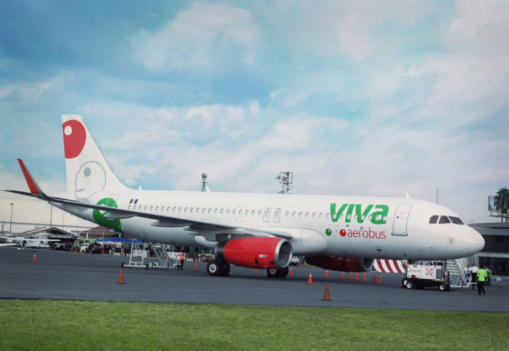 Viva Aerobus飛機停在機場停機坪，附近有地勤人員。
