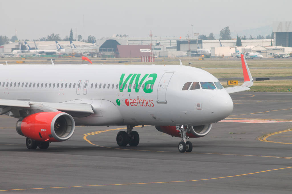 Viva Aerobus飛機喺有霧天氣下喺機場跑道滑行。