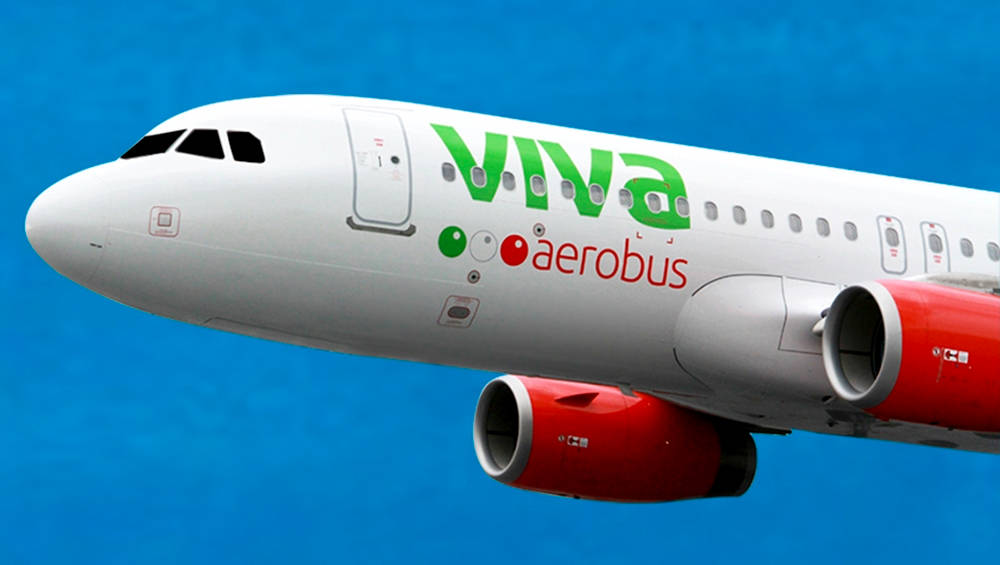 Viva Aerobus飛機在清澈藍天中飛行