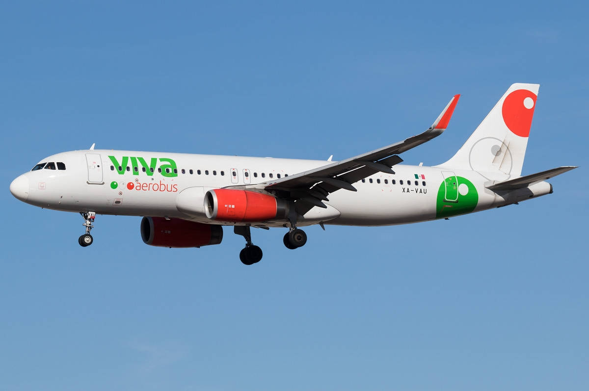 Viva Aerobus飛機放下起落架在藍天下飛行