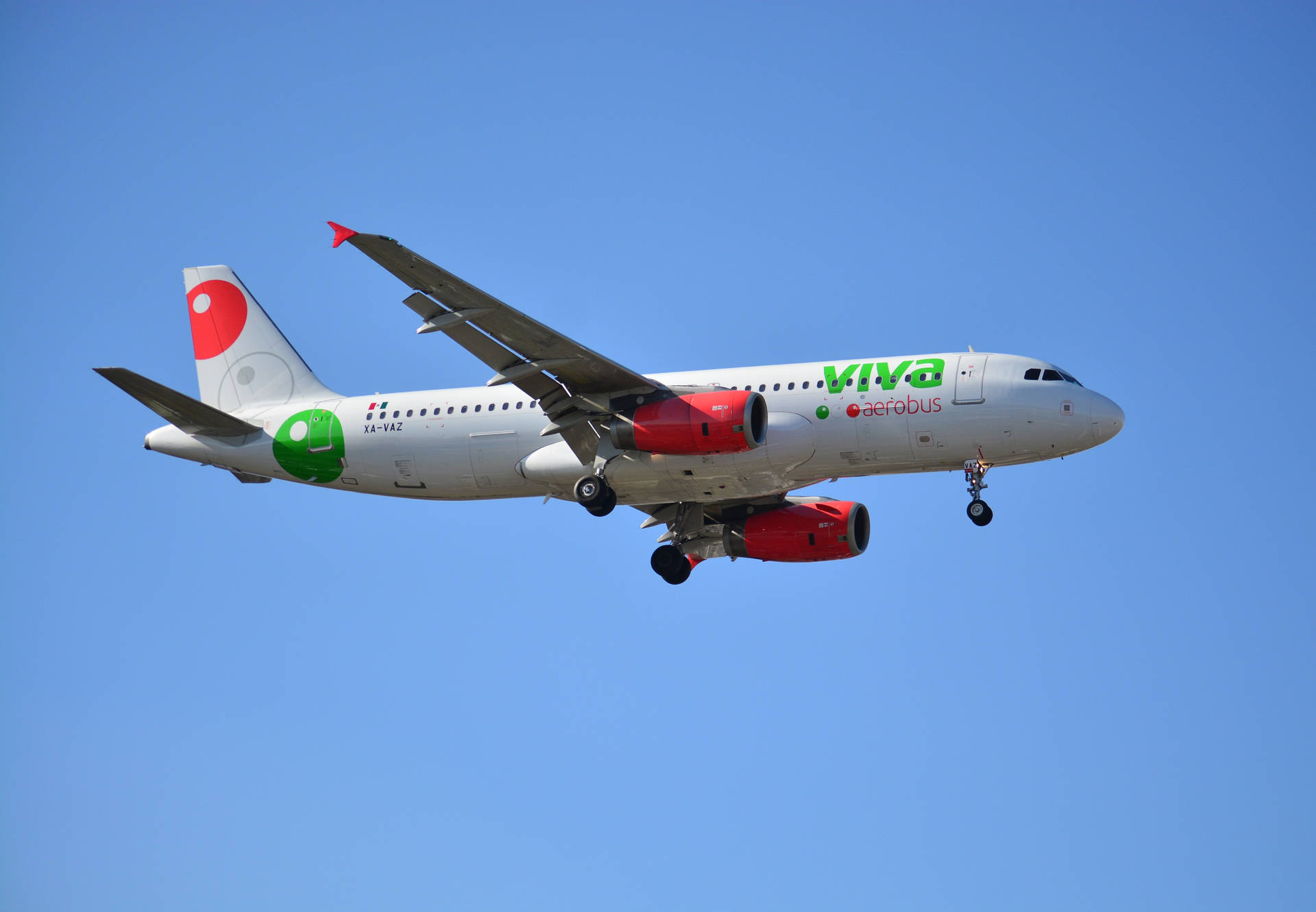 Viva Aerobus飛機在晴朗的藍天中飛行