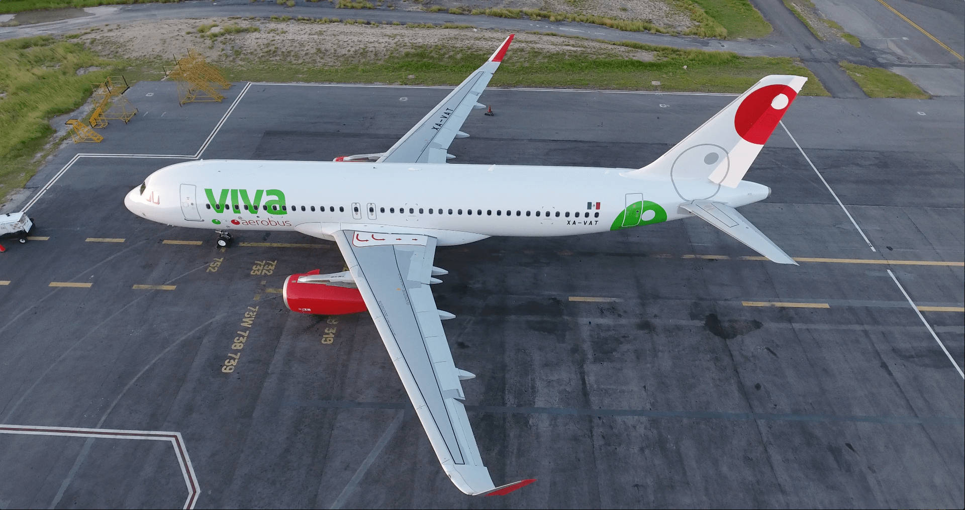 Viva Aerobus飛機停泊在機場停機坪上，帶有紅綠塗裝。