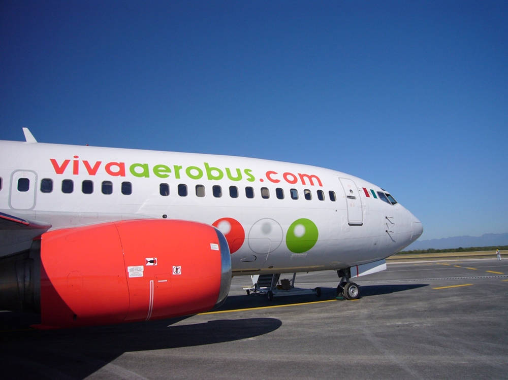 Viva Aerobus飛機停在晴朗藍天下的機場停機坪上