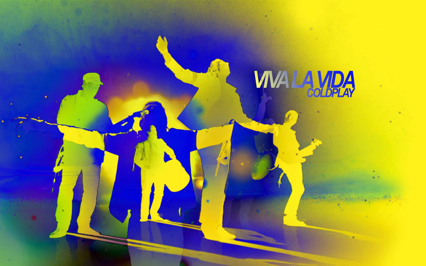 酷玩樂隊《Viva La Vida》黃色剪影藝術 壁紙 — Coldplay 樂隊成員在鮮明的黃藍漸變背景上表演的生動剪影，帶有「Viva La Vida」文字。