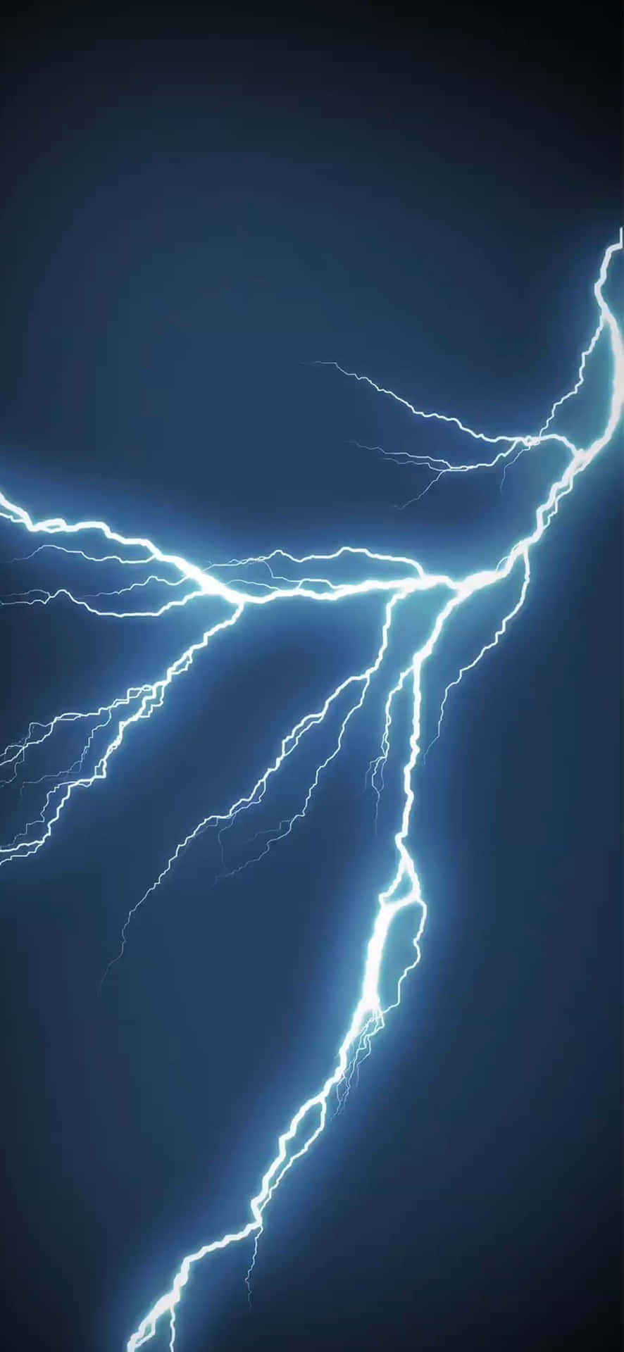 Lightning iPhone 桌布 壁紙 — 鮮豔的電光藍色閃電戲劇性地在深靛藍色暴風雨天空中分叉。
