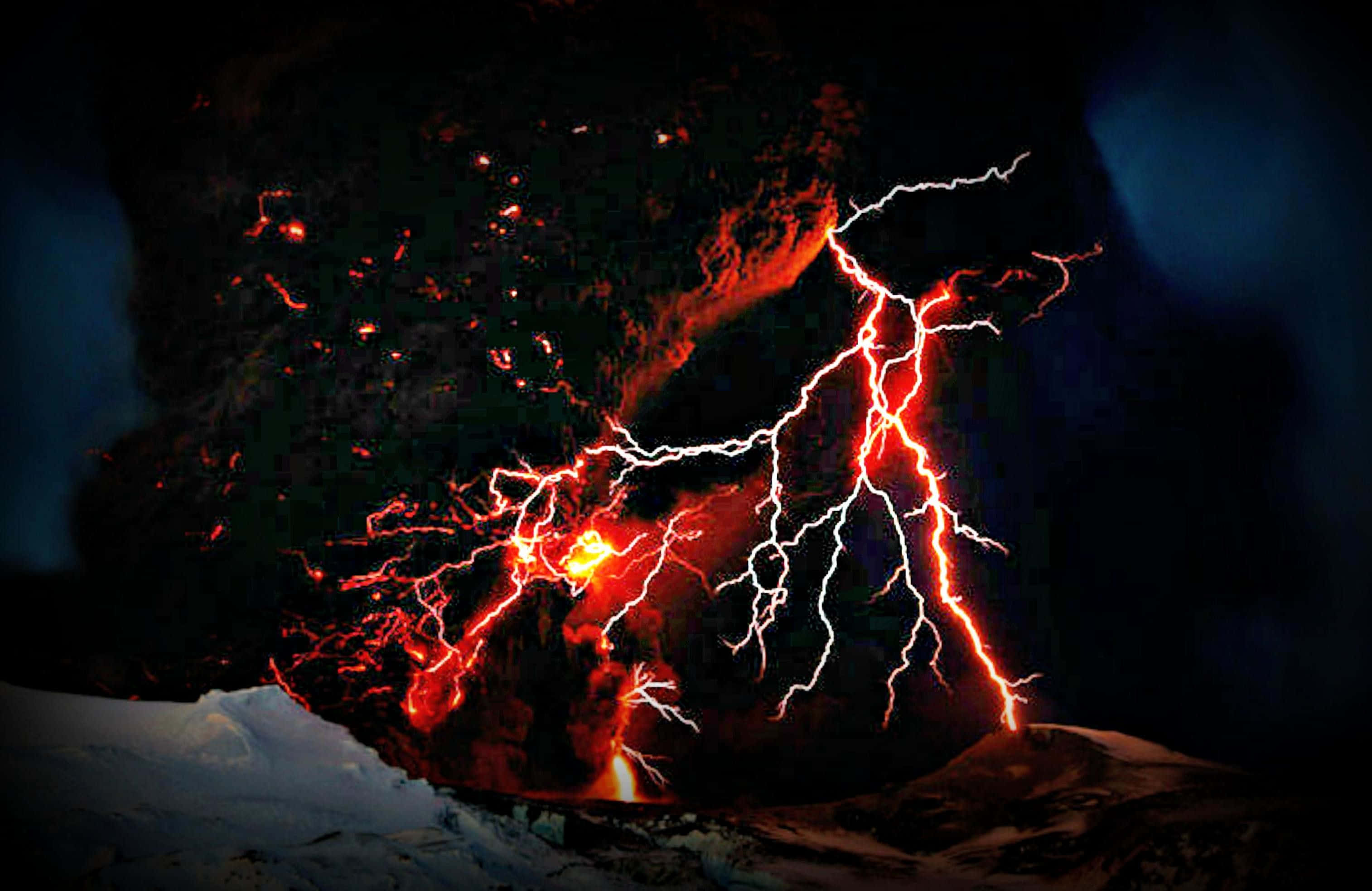 夜間雪地上，火山爆發伴隨閃電和熾熱熔岩。