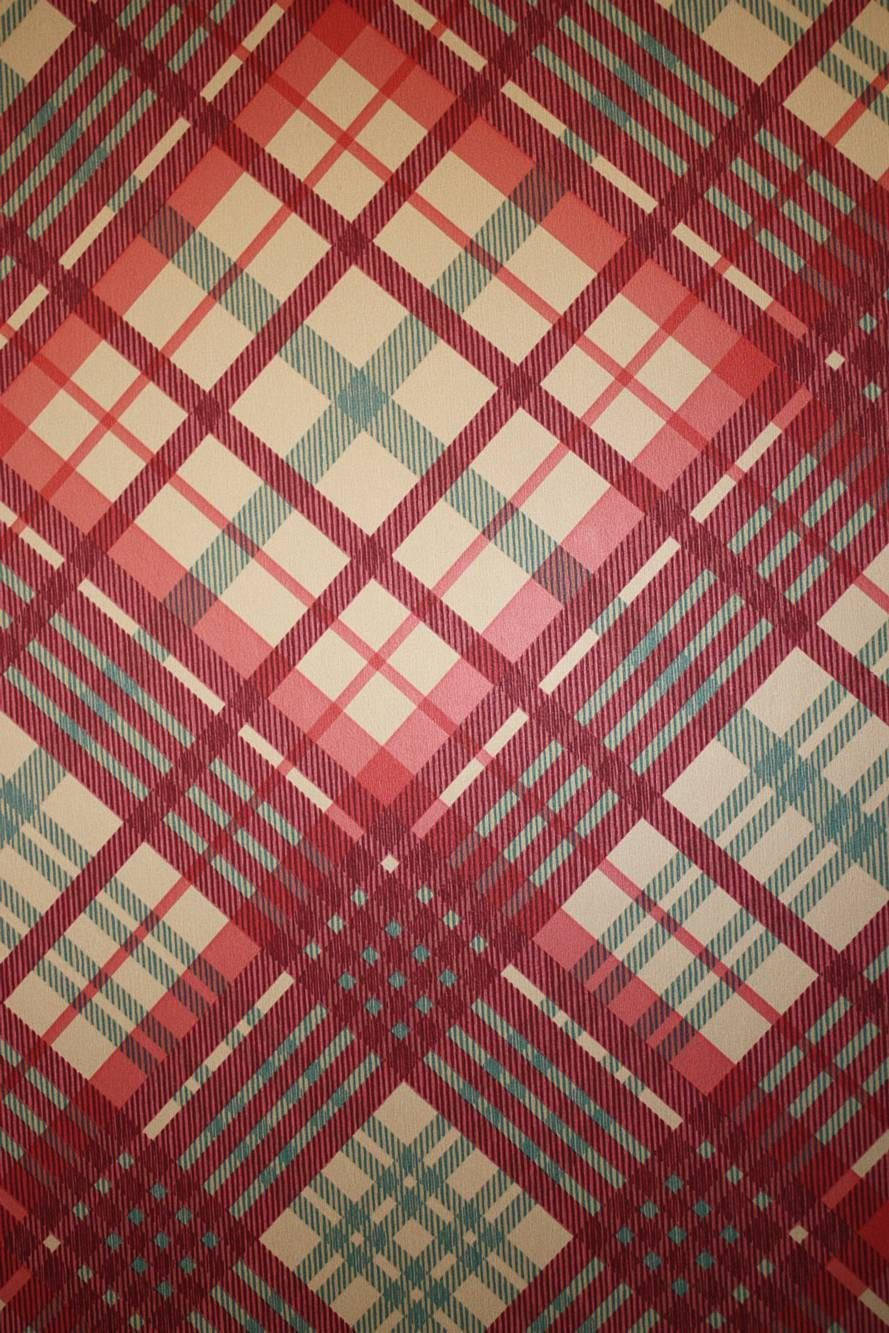 復古格子牆紙，紅米色和藍綠色對角線條。