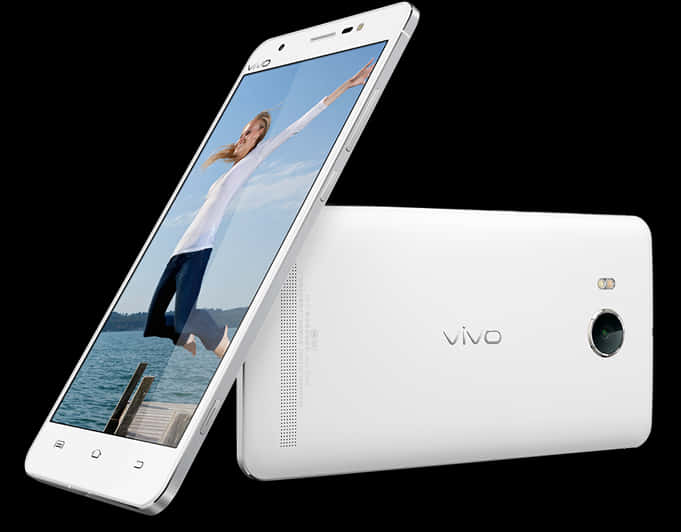 Vivo 智慧手機正面與背面 壁紙 — 白色vivo智能手機，正面和背面展示在黑色背景前，屏幕上有一位女士快樂地跳躍。