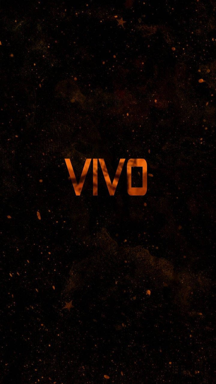 橙色Vivo標誌深色背景 壁紙 — 「vivo」一詞在黑暗的宇宙背景中閃耀著火熱的橙色，背景點綴著發光的粒子。
