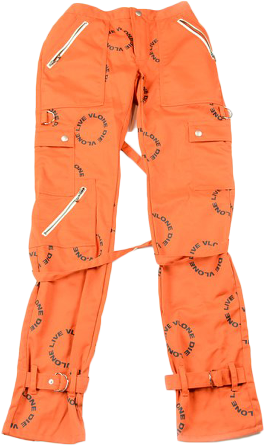 Vlone 橙色工裝褲 壁紙 — 鮮豔的橙色工裝褲，帶有黑色重複文字和銀色拉鍊，背景為純白色。
