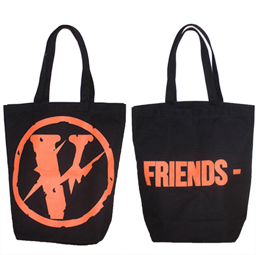 Vlone Friends 拖袋設計 壁紙 — 兩個黑色手提袋，帶有橙色圖案，一個顯示圓圈內的風格化V，另一個寫著FRIENDS - 在黑色背景上。