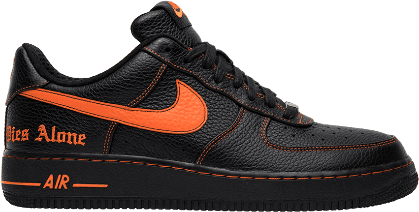 Vlone Nike Air Force 1 低筒運動鞋 壁紙 — 黑色皮革Nike Air Force 1運動鞋，帶有醒目的橙色點綴和側面「Dies Alone」文字。